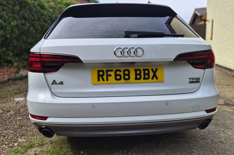 Audi A4 Avant 2018 2.0l TFSI - photo 2