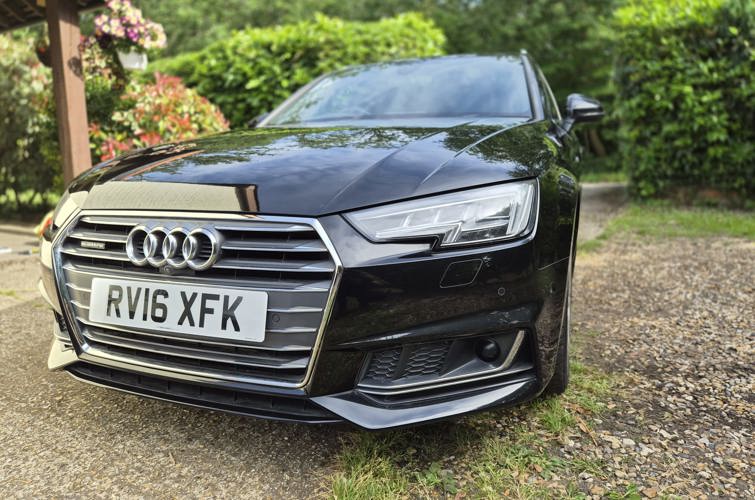 Audi A4 Avant 2017 2.0l TFSI S-Line - photo 1